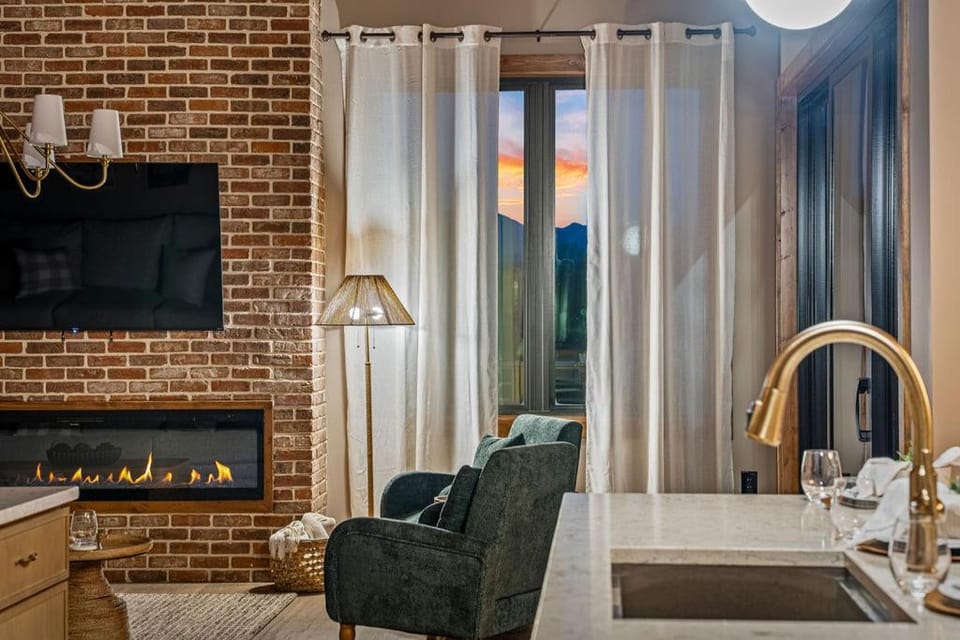 TV and multimedia, Kitchen or kitchenette, Living room, Seating area, Mountain view, fireplace