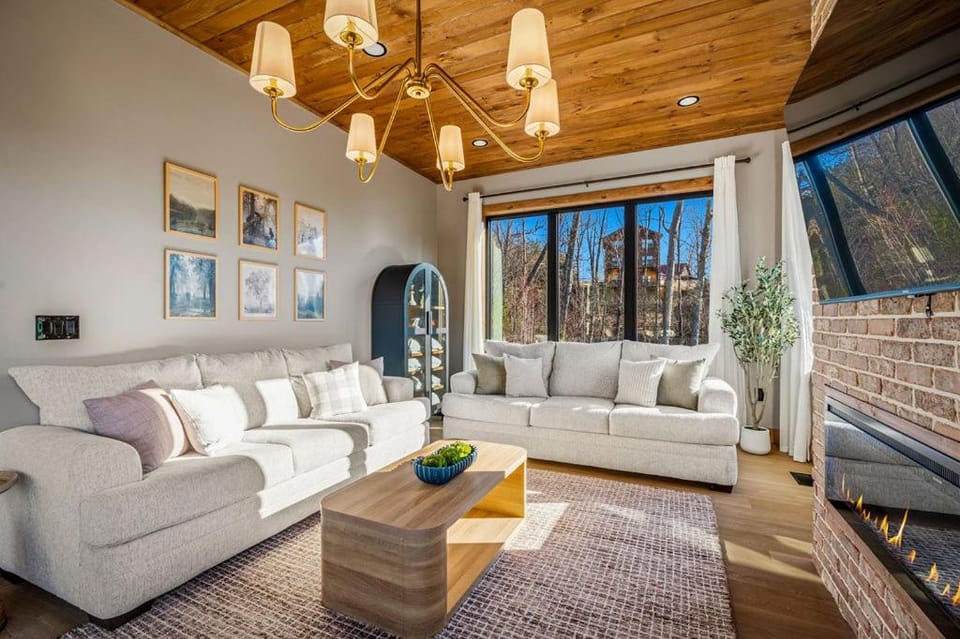 Indoor Pool with Hot Tub, Mtn Views and Game Room House in Pigeon Forge