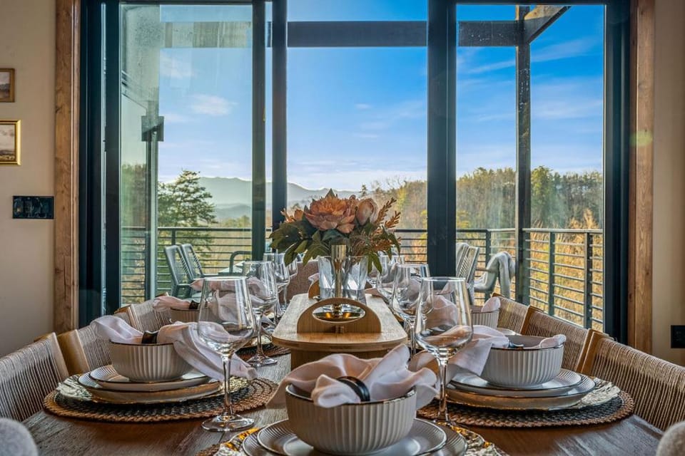 View (from property/room), Balcony/Terrace, Dining area, Mountain view