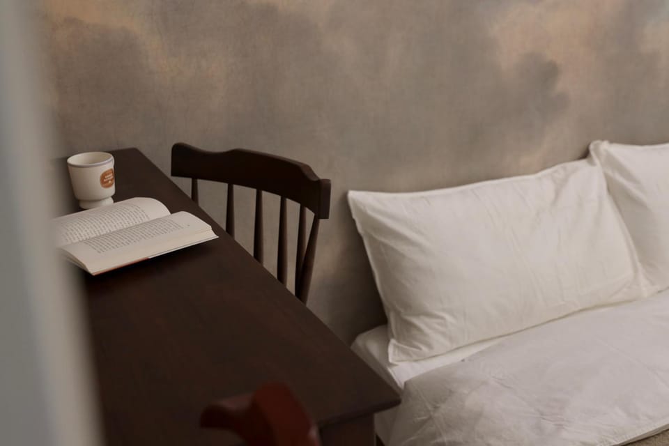 Bed, Seating area, Bedroom