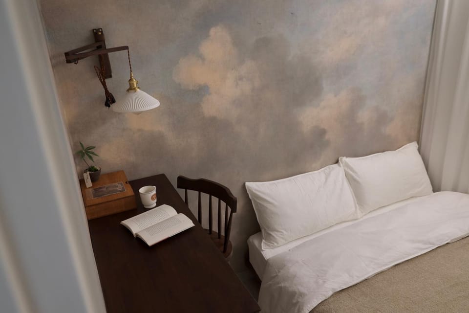 Bed, Seating area, Bedroom