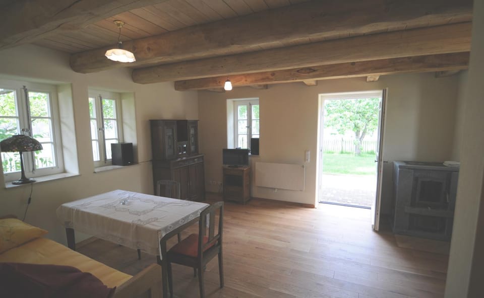 TV and multimedia, Photo of the whole room, Inner courtyard view, acessibility