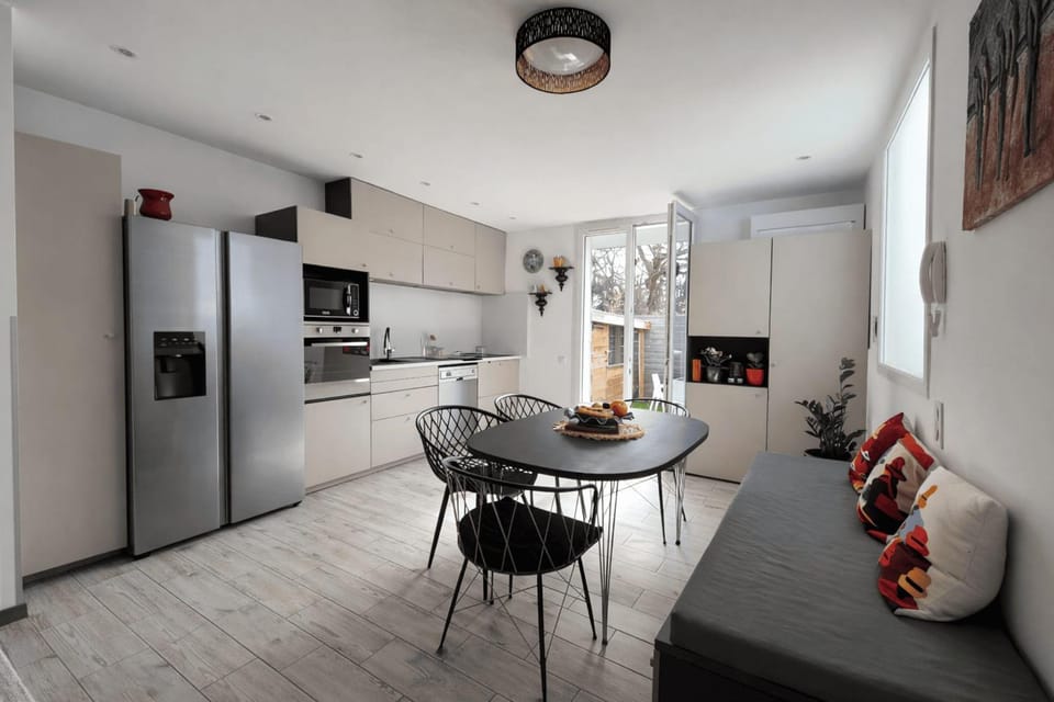 Apartment with Jacuzzi and Courtyard in Andernos Apartment in Andernos-les-Bains