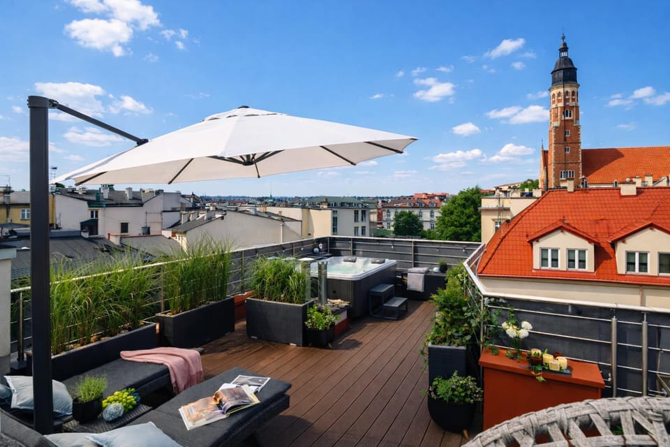 Nearby landmark, Neighbourhood, Hot Tub, View (from property/room), Balcony/Terrace, City view, Landmark view, Mountain view, Parking, heating, internet, towels, elevator, air conditioner