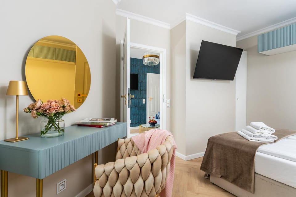 Bed, TV and multimedia, View (from property/room), Decorative detail, Bedroom, heating, internet, towels, wardrobe
