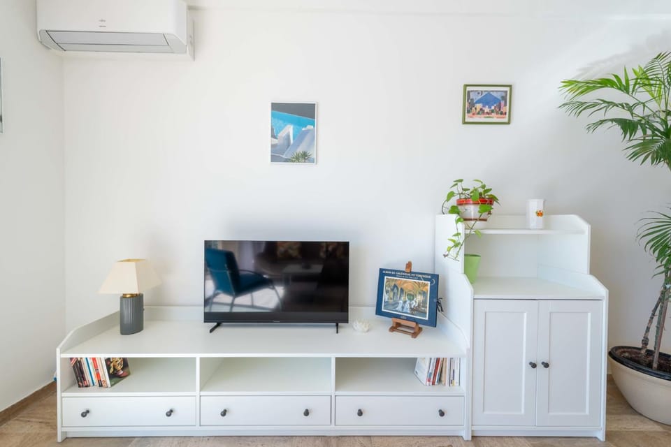 TV and multimedia, air conditioner