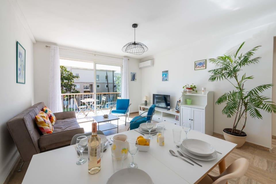 TV and multimedia, Living room, Dining area