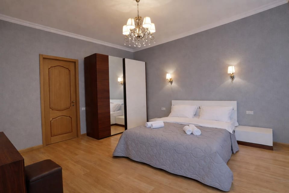 Bed, Photo of the whole room, towels, wardrobe