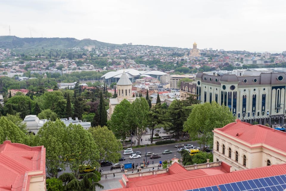 Property building, Nearby landmark, Day, Neighbourhood, Natural landscape, Bird's eye view, City view, Mountain view, Street view, Location, Parking