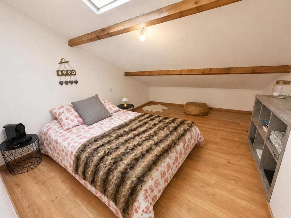 Photo of the whole room, Bedroom