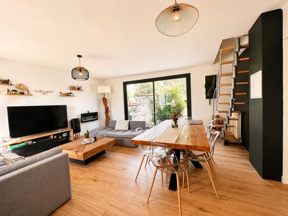TV and multimedia, Living room, Dining area