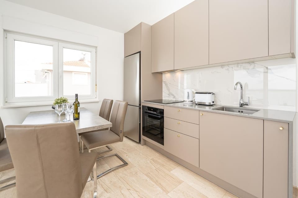 Kitchen or kitchenette, Seating area, Dining area