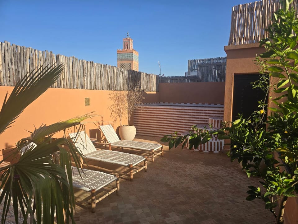 Patio, Swimming pool, sunbed