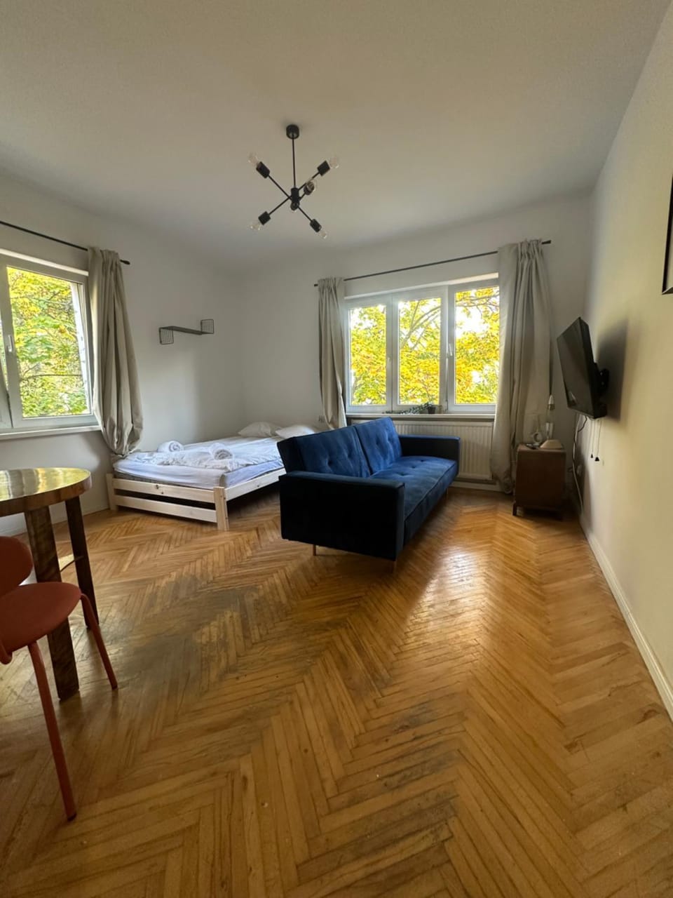 Bed, TV and multimedia, Living room, Photo of the whole room, Seating area, Bedroom