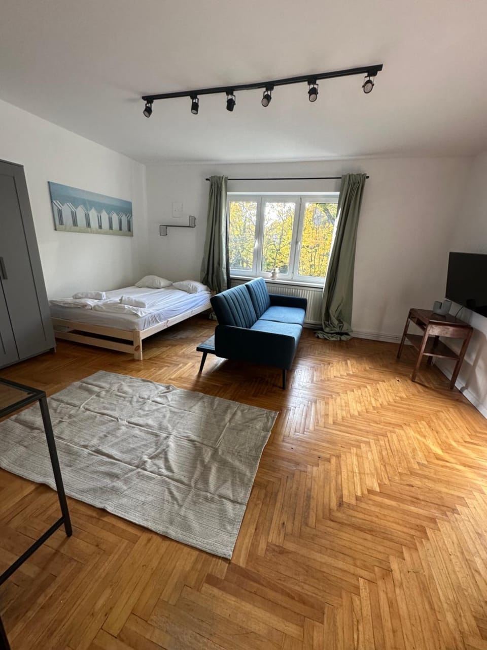 Bed, TV and multimedia, Living room, Photo of the whole room, Seating area, Bedroom