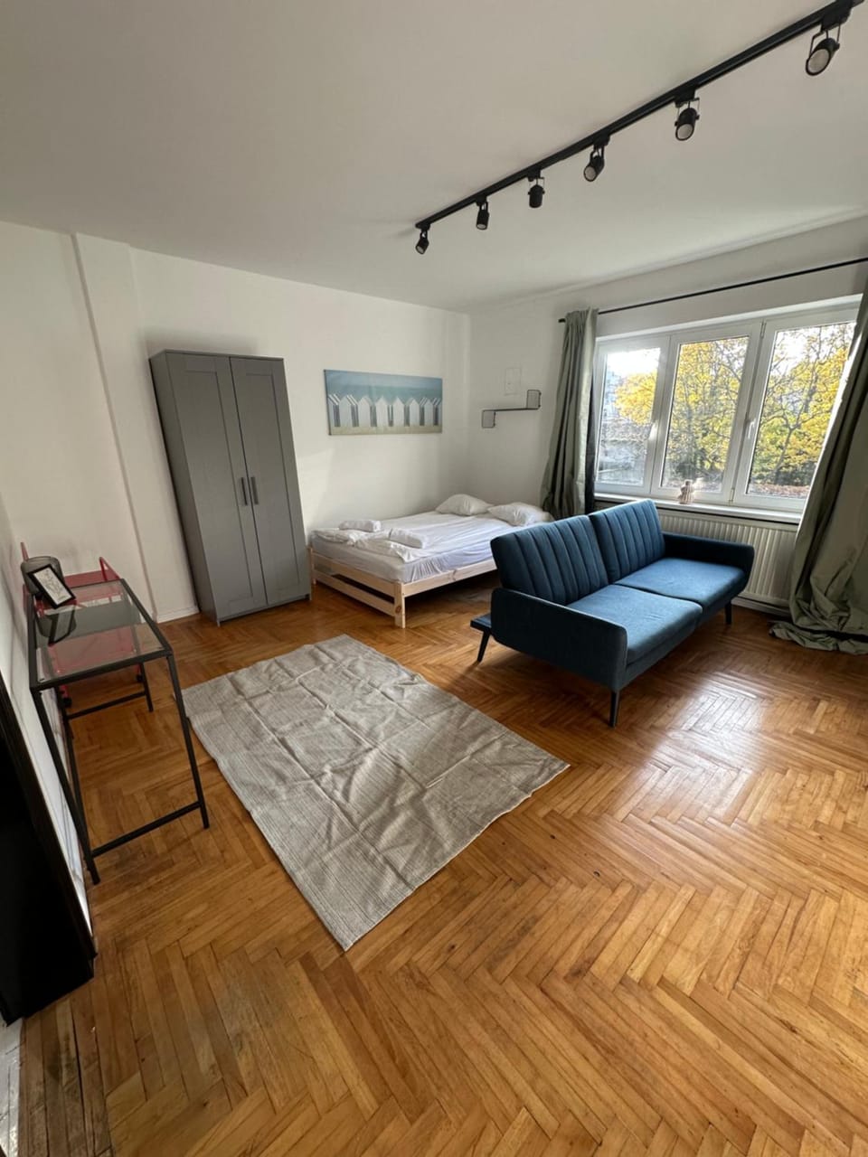 Bed, Living room, Photo of the whole room, Seating area, Bedroom