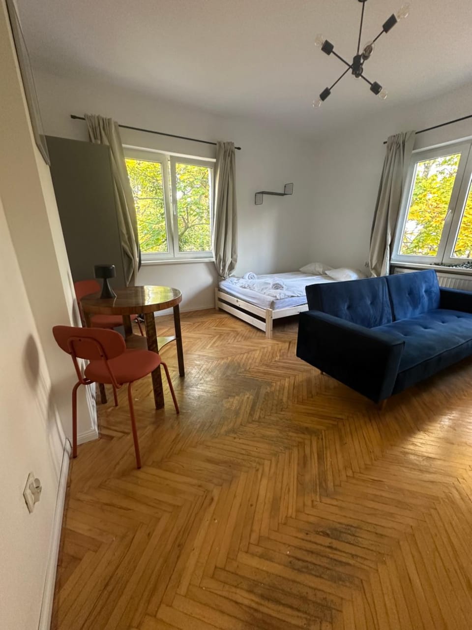 Bed, Living room, Photo of the whole room, Seating area, Dining area, Bedroom