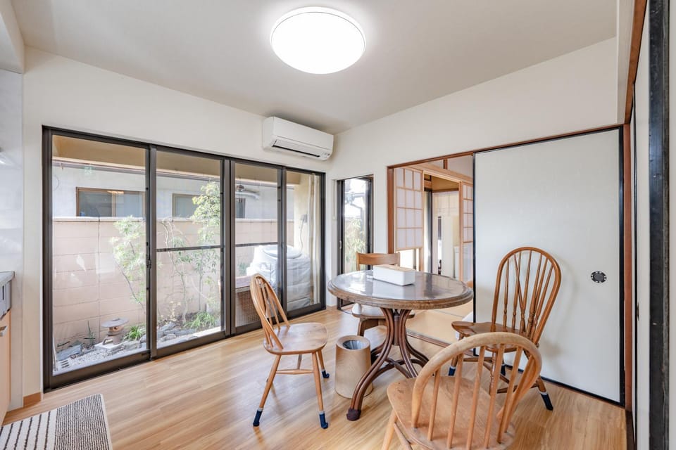 Photo of the whole room, Dining area