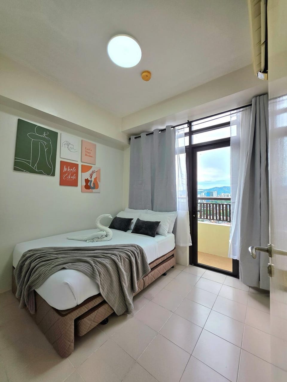 Bed, Photo of the whole room, Bedroom, towels