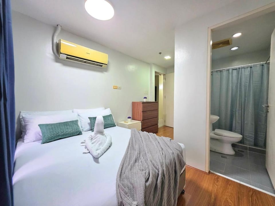 Toilet, Bed, Bathroom, Photo of the whole room, Bedroom, towels, air conditioner