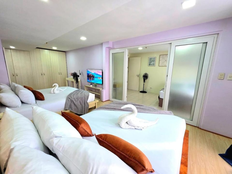 Bed, TV and multimedia, Photo of the whole room, towels