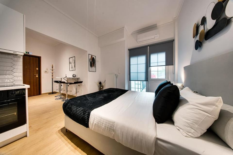 Noir & Blanc in the Heart of Nea Smyrni Apartment in Kallithea
