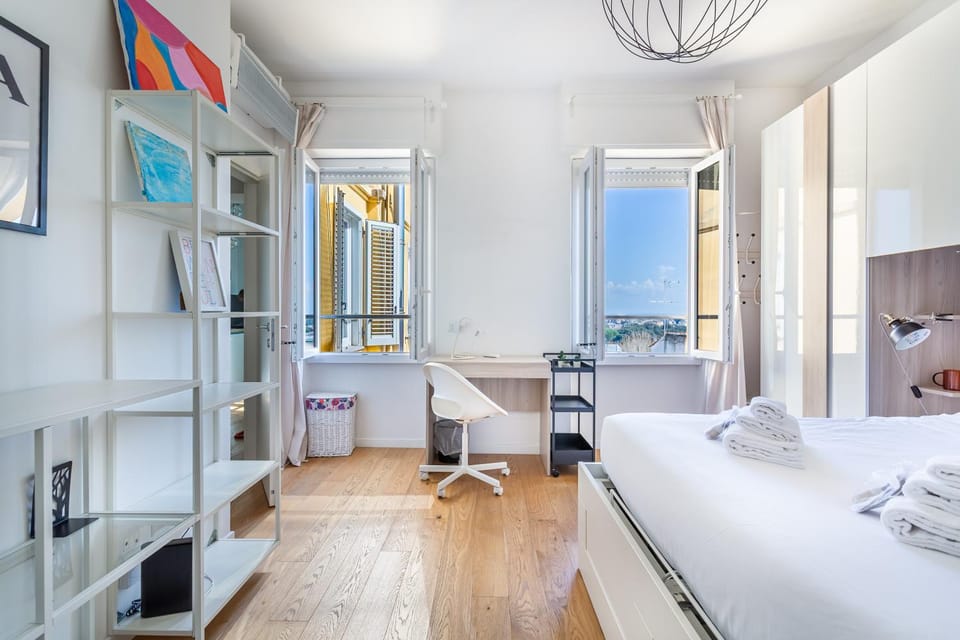 Bed, Photo of the whole room, Seating area, Bedroom