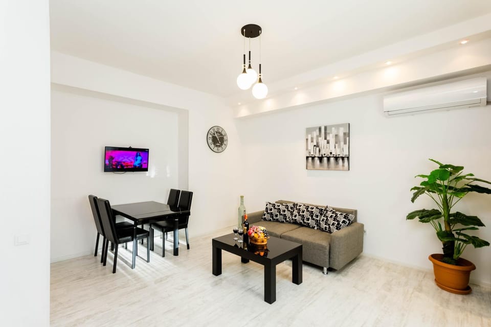 TV and multimedia, Living room, Seating area, Dining area, air conditioner