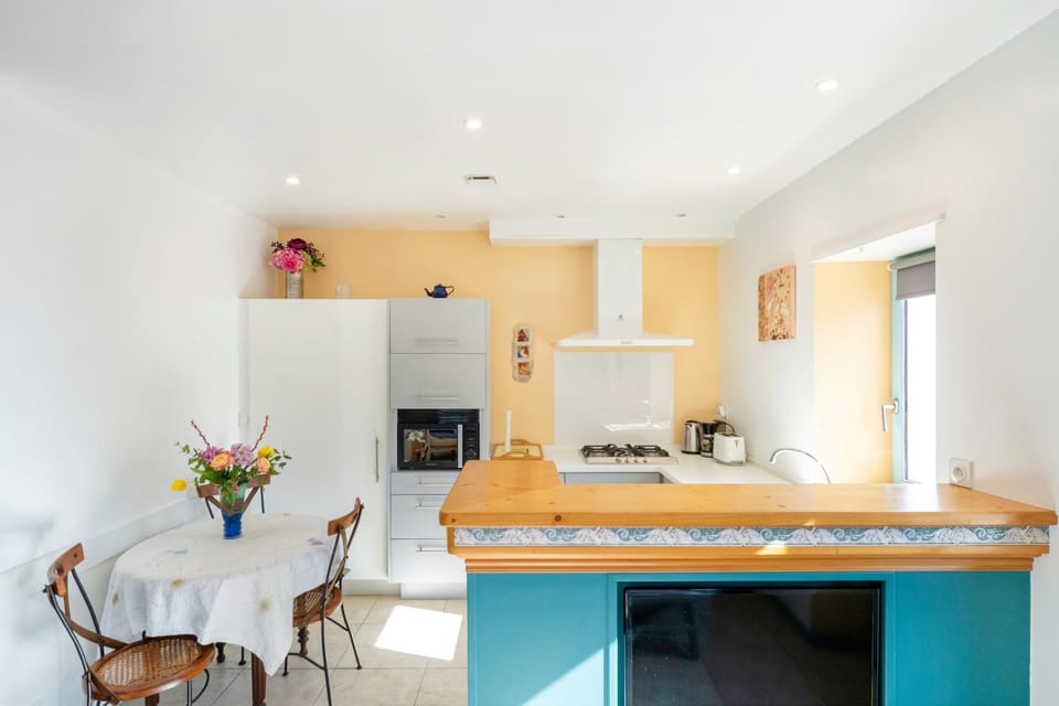 Property building, Kitchen or kitchenette, Living room