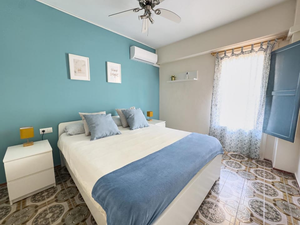 Bed, Photo of the whole room, Bedroom, wardrobe, air conditioner