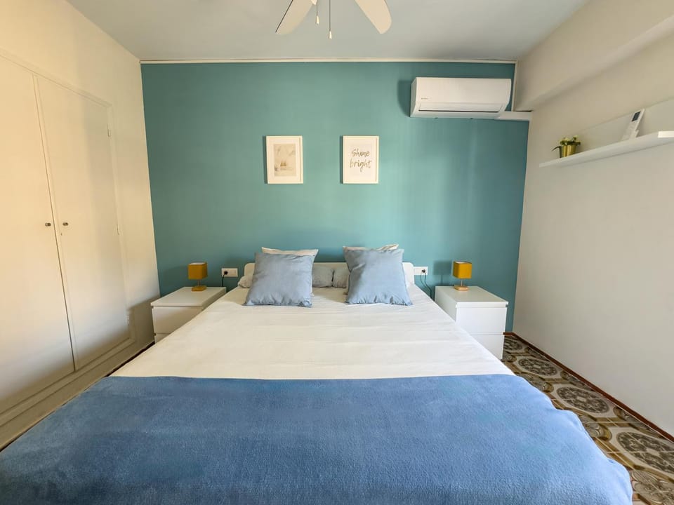 Bed, Photo of the whole room, Bedroom, air conditioner