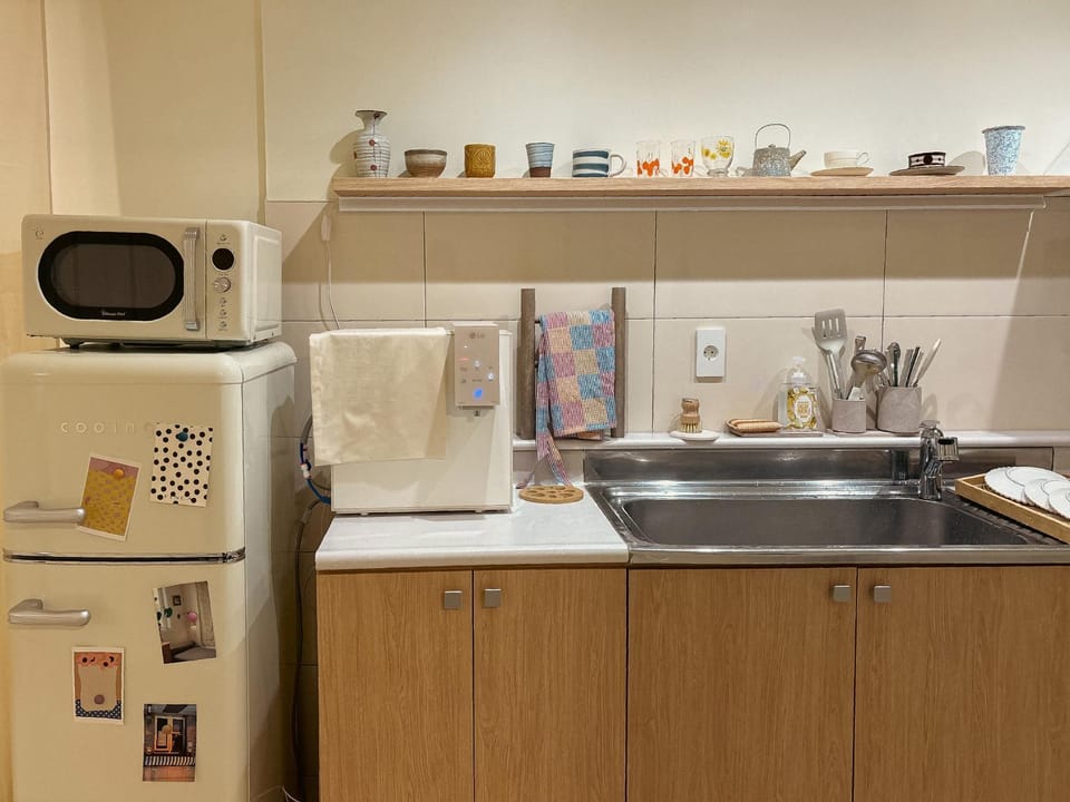 Coffee/tea facilities, microwave