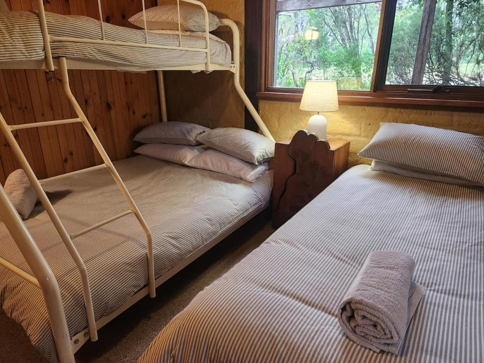 Rustic Mudbrick Retreat, Short Walk to Beach House in Mallacoota