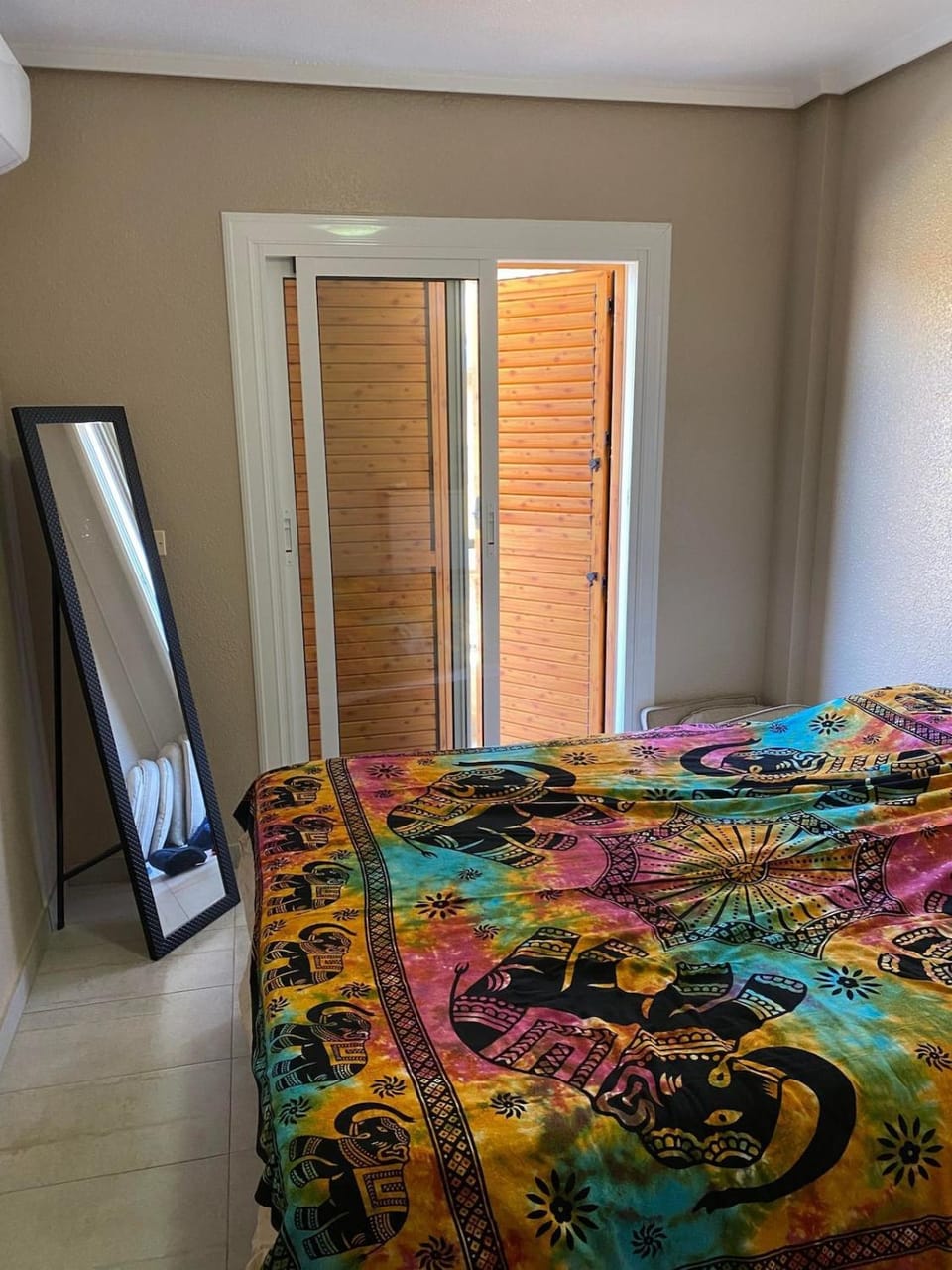 Bedroom, wardrobe, air conditioner