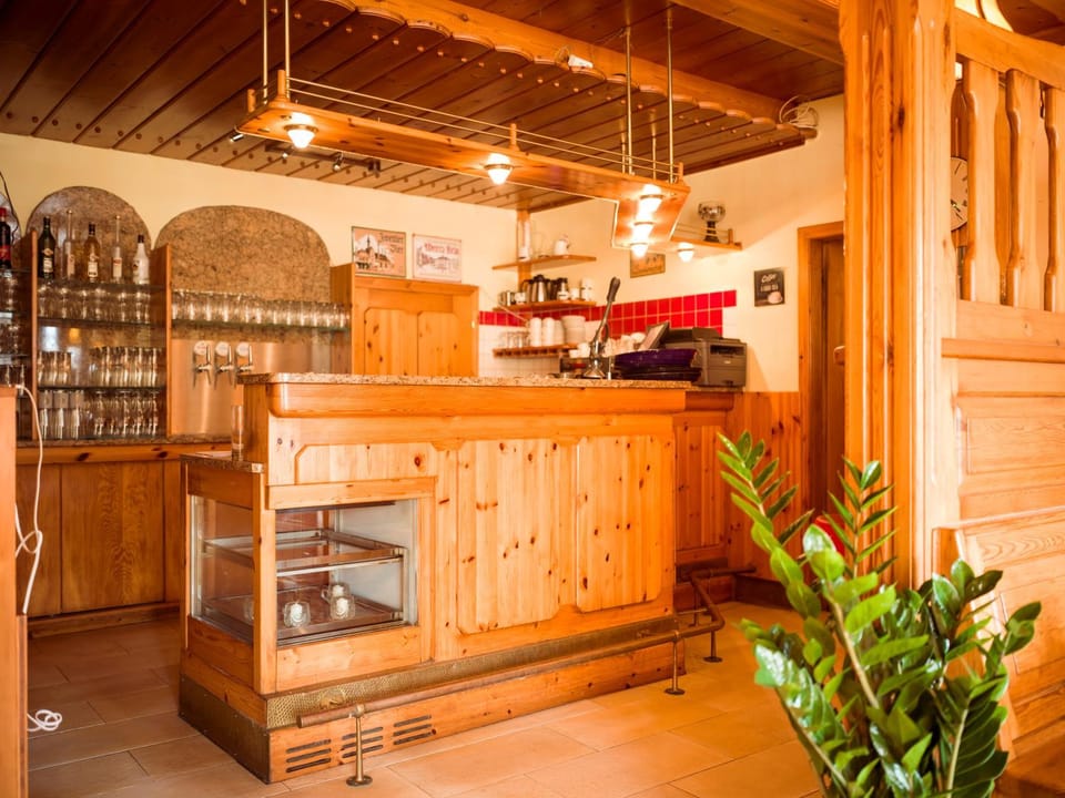 Restaurant/places to eat, Restaurant/places to eat, Lounge or bar, Business facilities, Dining area, Food, Food, Lunch, Dinner, Dinner