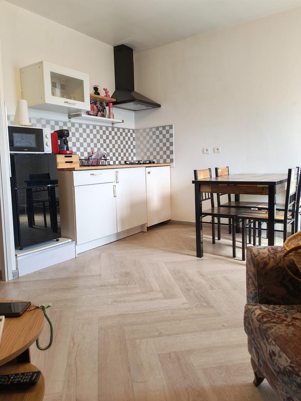 Kitchen or kitchenette, Dining area, stove