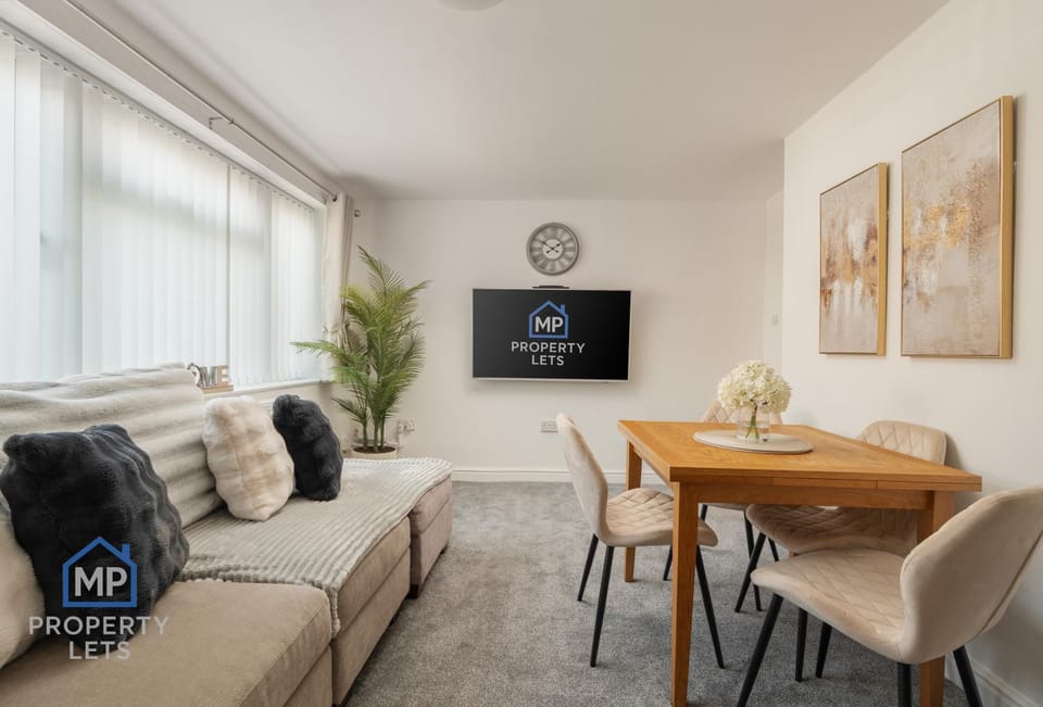 Communal lounge/ TV room, TV and multimedia, Living room, Seating area, Dining area, Evening entertainment
