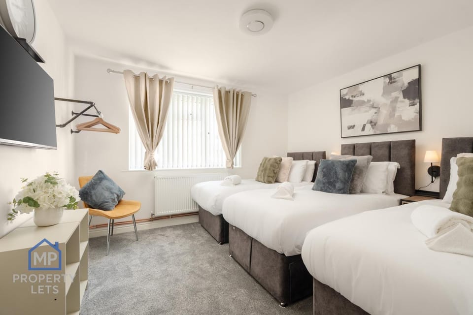 Bed, TV and multimedia, Photo of the whole room, towels