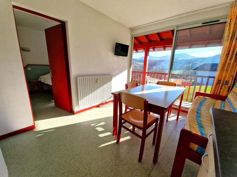 B4 Vue Montagnes Piscine Apartment in French Basque Country