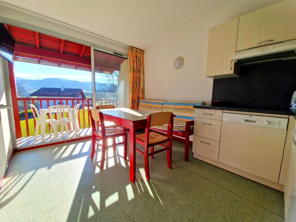B4 Vue Montagnes Piscine Apartment in French Basque Country