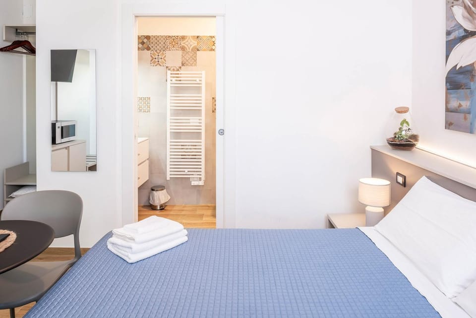 Bed, Bathroom, Photo of the whole room, towels