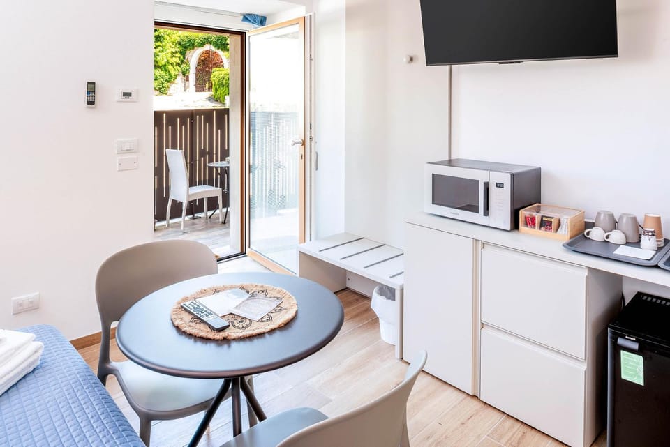 TV and multimedia, Coffee/tea facilities, Food and drinks, Seating area, Dining area, minibar