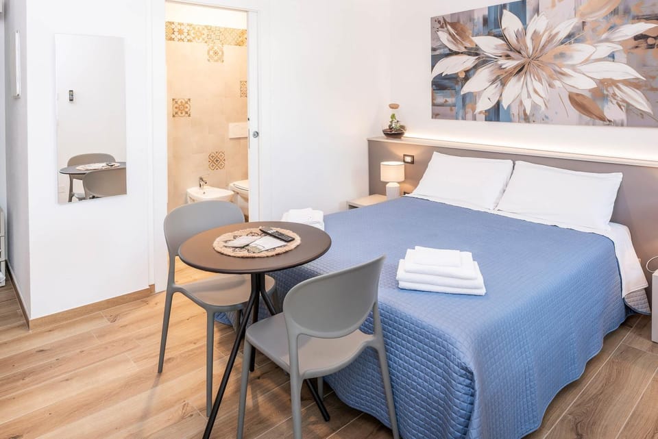 Bed, Photo of the whole room, Dining area, Bedroom, towels