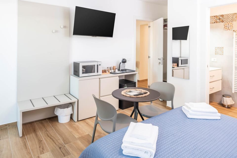 TV and multimedia, Photo of the whole room, Dining area, minibar, towels
