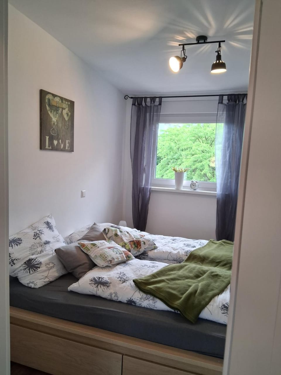 Bed, Photo of the whole room, Bedroom, air conditioner