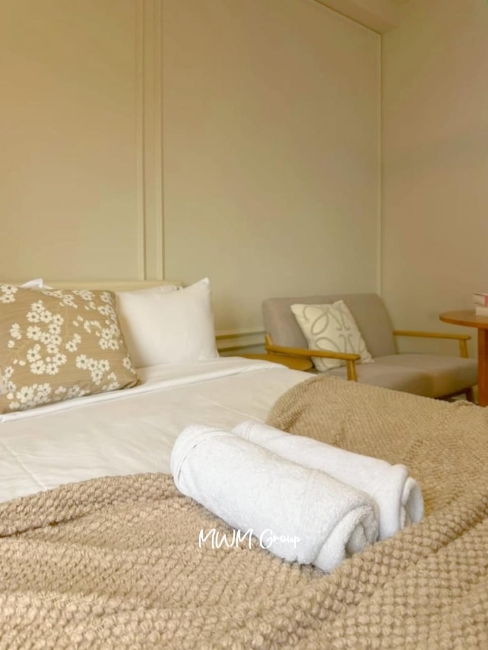 Photo of the whole room, Bedroom, towels