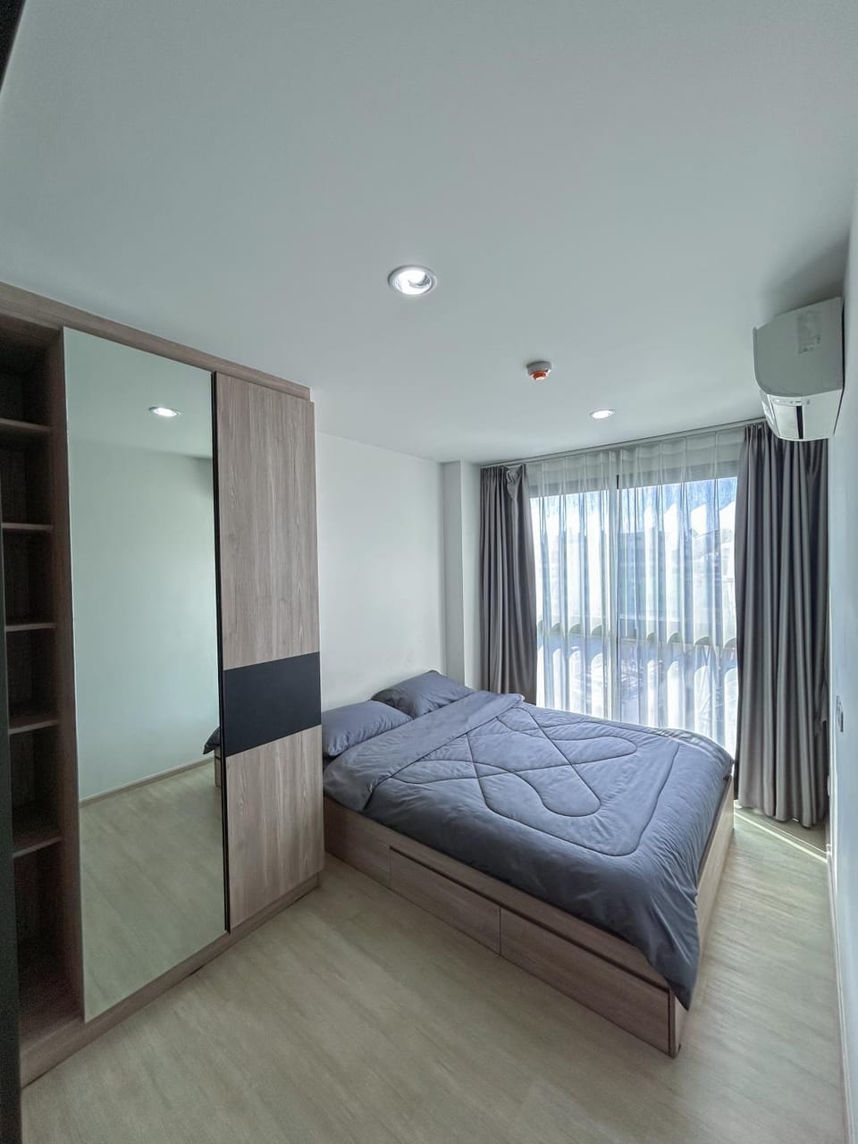Luxury apartment near On Nut BTS station with swimming pool Apartment in Bangkok