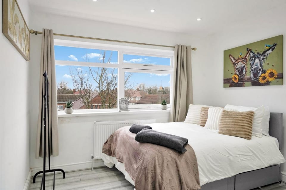 Bed, Photo of the whole room, Bedroom, towels