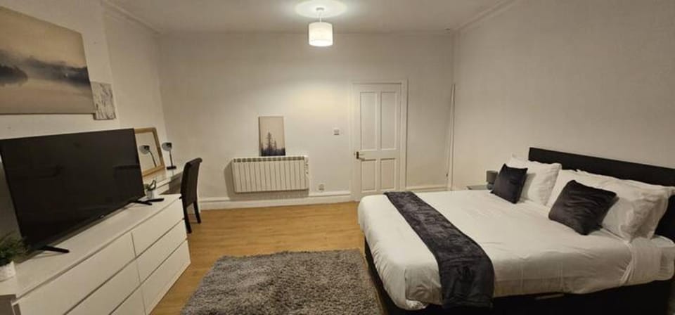 Bed, TV and multimedia, Bedroom
