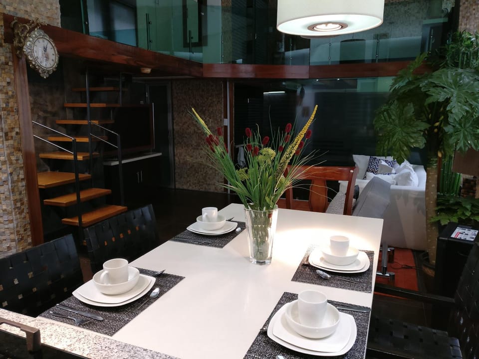 TV and multimedia, Living room, Seating area, Dining area